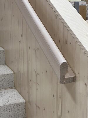 <b>Koivu kaide. Asennus ja pintakäsittely Porin Puukaluste Oy</b><br>Kaksiosainen liimattu rakenne