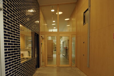 <b>Mårtenskolan</b><br>Mänty karmi höylätty. Kenset viilutus ja asennus